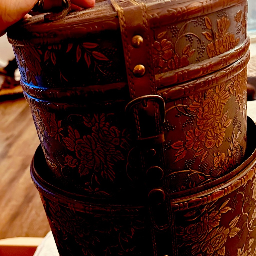 Decorative round nesting set (2).